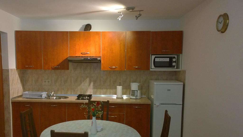 Vila Jadranka Apartments And Rooms Omišalj Habitación foto