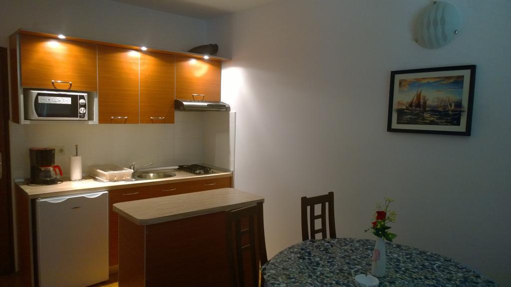 Vila Jadranka Apartments And Rooms Omišalj Habitación foto