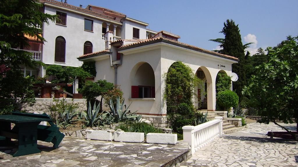 Vila Jadranka Apartments And Rooms Omišalj Habitación foto